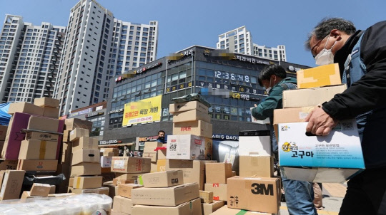 15일 오후 서울 강동구 A아파트 앞에서 민주노총 서비스연맹 전국택배노동조합 관계자, 롯데택배ㆍ우체국택배 택배기사들이 택배 물품을 단지 앞에 내려놓고 있다.